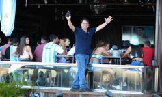 Foto de la galería: Con el pase a la final el sentimiento albiceleste desbordó los festejos de la hinchada posadeña