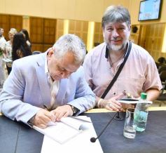 Foto de la galería: Construcción Política y Gestión Farmacéutica: el periodista Manuel Sotelo presentó su primer libro en la Legislatura