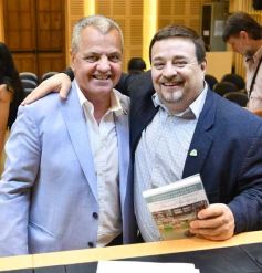 Foto de la galería: Construcción Política y Gestión Farmacéutica: el periodista Manuel Sotelo presentó su primer libro en la Legislatura