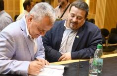 Foto de la galería: Construcción Política y Gestión Farmacéutica: el periodista Manuel Sotelo presentó su primer libro en la Legislatura