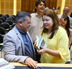 Foto de la galería: Construcción Política y Gestión Farmacéutica: el periodista Manuel Sotelo presentó su primer libro en la Legislatura