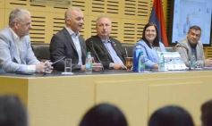 Foto de la galería: Construcción Política y Gestión Farmacéutica: el periodista Manuel Sotelo presentó su primer libro en la Legislatura