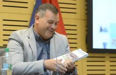 Foto de la galería: Construcción Política y Gestión Farmacéutica: el periodista Manuel Sotelo presentó su primer libro en la Legislatura