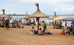 Foto de la galería: Junto al verano posadeño, la bienvenida al 2023 siguió y copó la playa de Costa Sur