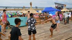 Foto de la galería: Junto al verano posadeño, la bienvenida al 2023 siguió y copó la playa de Costa Sur