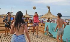 Foto de la galería: Junto al verano posadeño, la bienvenida al 2023 siguió y copó la playa de Costa Sur