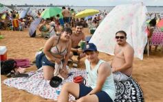 Foto de la galería: Junto al verano posadeño, la bienvenida al 2023 siguió y copó la playa de Costa Sur