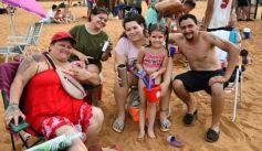 Foto de la galería: Junto al verano posadeño, la bienvenida al 2023 siguió y copó la playa de Costa Sur