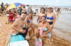 Foto de la galería: Junto al verano posadeño, la bienvenida al 2023 siguió y copó la playa de Costa Sur
