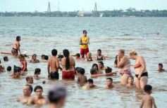 Foto de la galería: Junto al verano posadeño, la bienvenida al 2023 siguió y copó la playa de Costa Sur