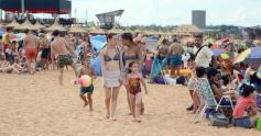 Foto de la galería: Junto al verano posadeño, la bienvenida al 2023 siguió y copó la playa de Costa Sur