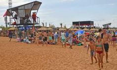 Foto de la galería: Junto al verano posadeño, la bienvenida al 2023 siguió y copó la playa de Costa Sur