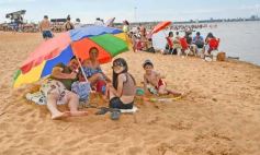 Foto de la galería: Junto al verano posadeño, la bienvenida al 2023 siguió y copó la playa de Costa Sur