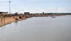 Foto de la galería: Junto al verano posadeño, la bienvenida al 2023 siguió y copó la playa de Costa Sur