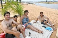 Foto de la galería: Junto al verano posadeño, la bienvenida al 2023 siguió y copó la playa de Costa Sur