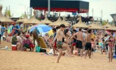 Foto de la galería: Junto al verano posadeño, la bienvenida al 2023 siguió y copó la playa de Costa Sur