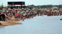 Foto de la galería: Junto al verano posadeño, la bienvenida al 2023 siguió y copó la playa de Costa Sur
