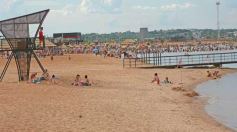 Foto de la galería: Junto al verano posadeño, la bienvenida al 2023 siguió y copó la playa de Costa Sur