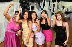 Foto de la galería: Con la noche vestida de fiesta: llegaron los 15 años de More Portillo