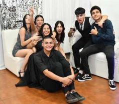 Foto de la galería: Con la noche vestida de fiesta: llegaron los 15 años de More Portillo