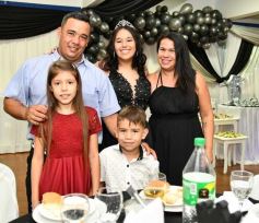 Foto de la galería: Con la noche vestida de fiesta: llegaron los 15 años de More Portillo