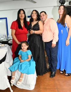 Foto de la galería: Con la noche vestida de fiesta: llegaron los 15 años de More Portillo