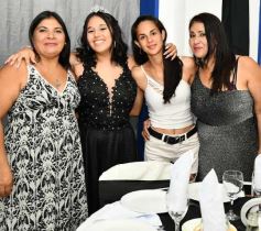 Foto de la galería: Con la noche vestida de fiesta: llegaron los 15 años de More Portillo