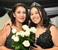 Foto de la galería: Con la noche vestida de fiesta: llegaron los 15 años de More Portillo