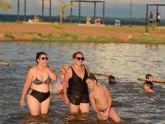Foto de la galería: Domingo en Costa Sur: agua de rio a pleno y mucha recreación para posadeños y visitantes