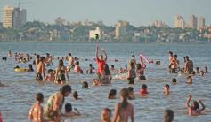 Foto de la galería: Domingo en Costa Sur: agua de rio a pleno y mucha recreación para posadeños y visitantes