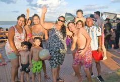 Foto de la galería: Domingo en Costa Sur: agua de rio a pleno y mucha recreación para posadeños y visitantes