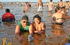 Foto de la galería: Domingo en Costa Sur: agua de rio a pleno y mucha recreación para posadeños y visitantes