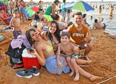 Foto de la galería: Domingo en Costa Sur: agua de rio a pleno y mucha recreación para posadeños y visitantes