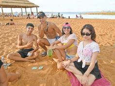 Foto de la galería: Domingo en Costa Sur: agua de rio a pleno y mucha recreación para posadeños y visitantes