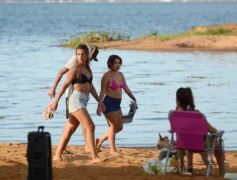 Foto de la galería: Domingo en Costa Sur: agua de rio a pleno y mucha recreación para posadeños y visitantes