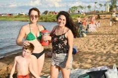 Foto de la galería: Domingo en Costa Sur: agua de rio a pleno y mucha recreación para posadeños y visitantes