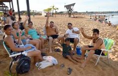 Foto de la galería: Domingo en Costa Sur: agua de rio a pleno y mucha recreación para posadeños y visitantes