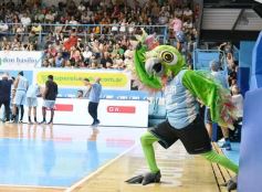 Foto de la galería: Liga Nacional de Básquet: OTC ganó y encendió la noche en la capital del monte