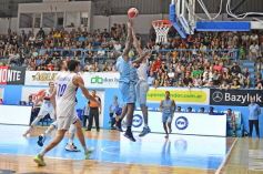 Foto de la galería: Liga Nacional de Básquet: OTC ganó y encendió la noche en la capital del monte