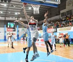 Foto de la galería: Liga Nacional de Básquet: OTC ganó y encendió la noche en la capital del monte