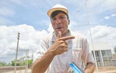 Foto de la galería: Las primeras de febrero: gente que viene y que va en el varieté de recorridas que dejó la ciudad capital