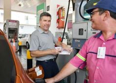 Foto de la galería: Las primeras de febrero: gente que viene y que va en el varieté de recorridas que dejó la ciudad capital
