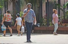 Foto de la galería: Las primeras de febrero: gente que viene y que va en el varieté de recorridas que dejó la ciudad capital