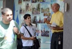 Foto de la galería: Las primeras de febrero: gente que viene y que va en el varieté de recorridas que dejó la ciudad capital