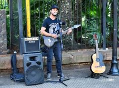 Foto de la galería: Las primeras de febrero: gente que viene y que va en el varieté de recorridas que dejó la ciudad capital