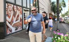 Foto de la galería: Las primeras de febrero: gente que viene y que va en el varieté de recorridas que dejó la ciudad capital