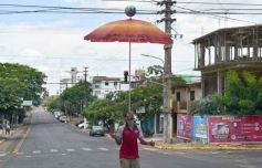 Foto de la galería: Las primeras de febrero: gente que viene y que va en el varieté de recorridas que dejó la ciudad capital