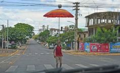 Foto de la galería: Las primeras de febrero: gente que viene y que va en el varieté de recorridas que dejó la ciudad capital