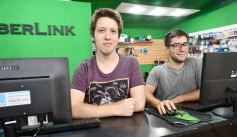 Foto de la galería: Las primeras de febrero: gente que viene y que va en el varieté de recorridas que dejó la ciudad capital