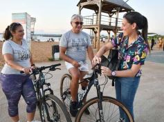 Foto de la galería: Las primeras de febrero: gente que viene y que va en el varieté de recorridas que dejó la ciudad capital